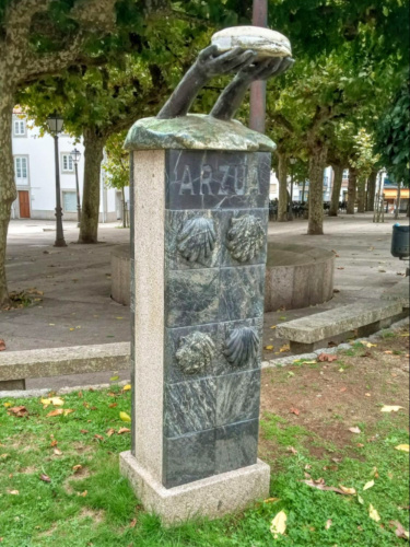 A sculpture with the Camino shells
