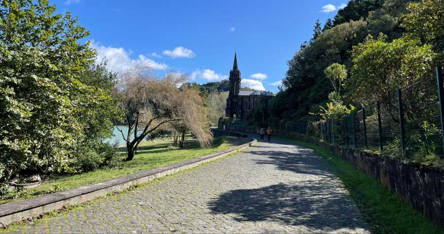 The Capela de Nossa Senhora das Vitórias under the clear blue sky from afar