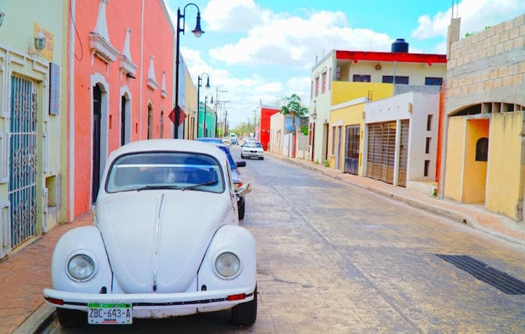 A car parked on a road in Valladolid
