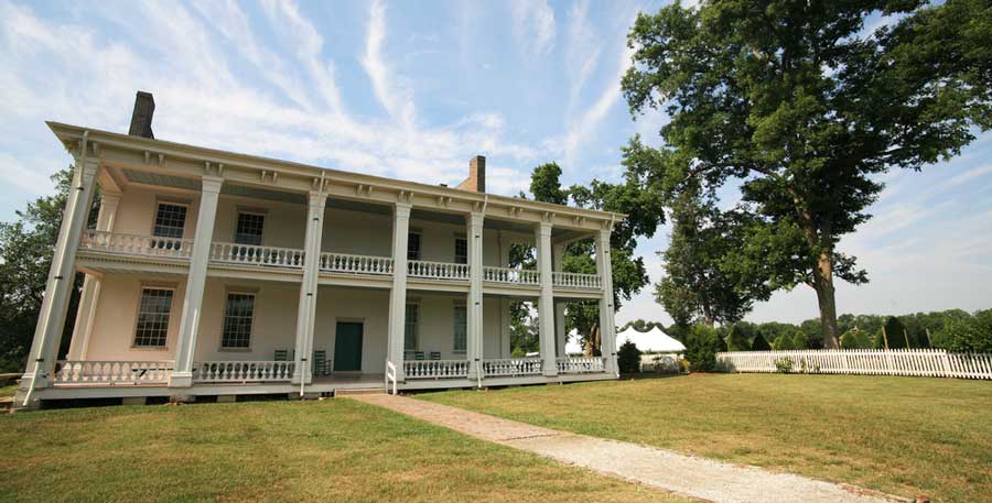 The Carnton Mansion from the outside under the clear blue sky
