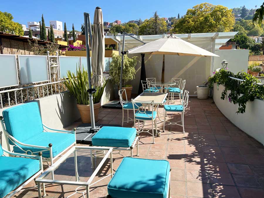 View of an outdoor area with plants in Casa Aliza