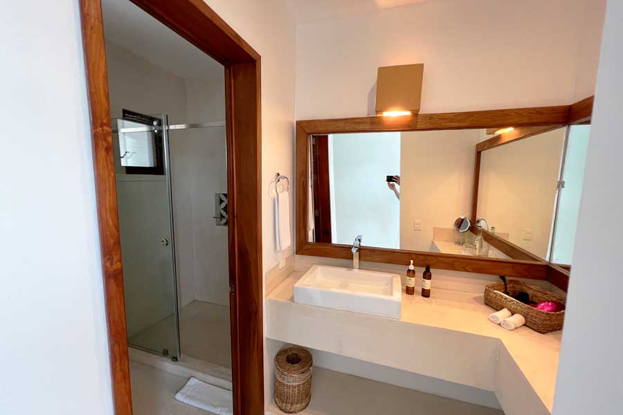 View inside the bathroom in Casa Altamar