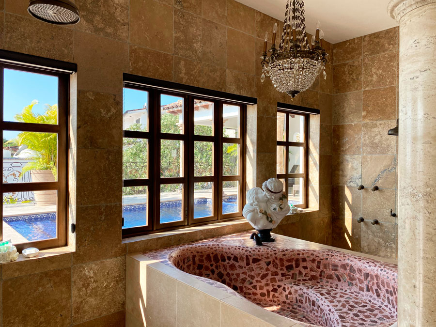 View of a bathtub in Casa Kimberly with the view of the pool