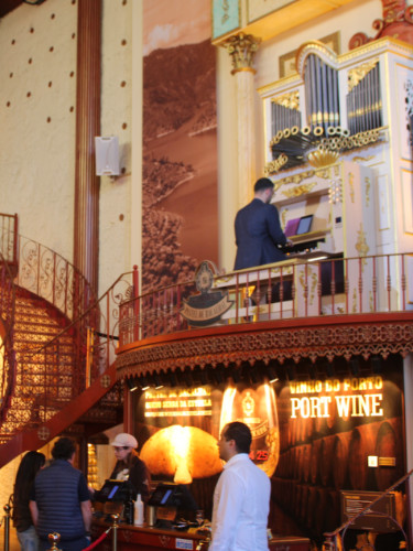 Musician playing the organ at Casa Portuguesa do Pastel de Bacalhau