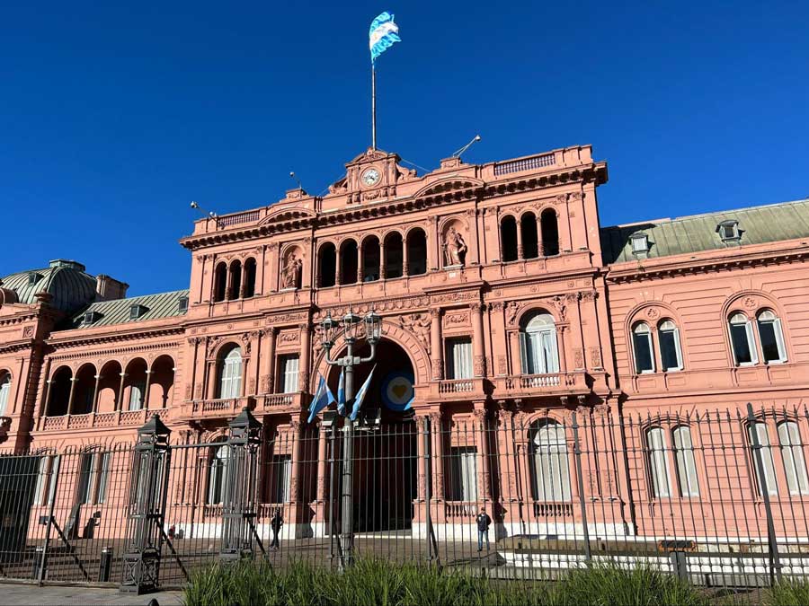 The Casa Rosada building under the clear blue sky