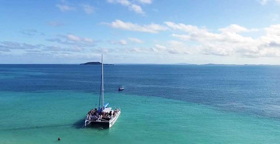 A sailing boat at the Cayo Icacos turquoise water