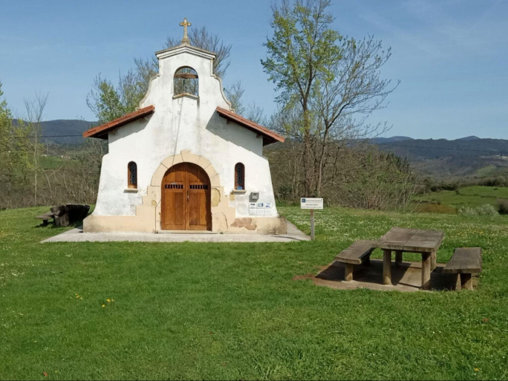 View of a Chapel and a picnic table on the Primitivo route