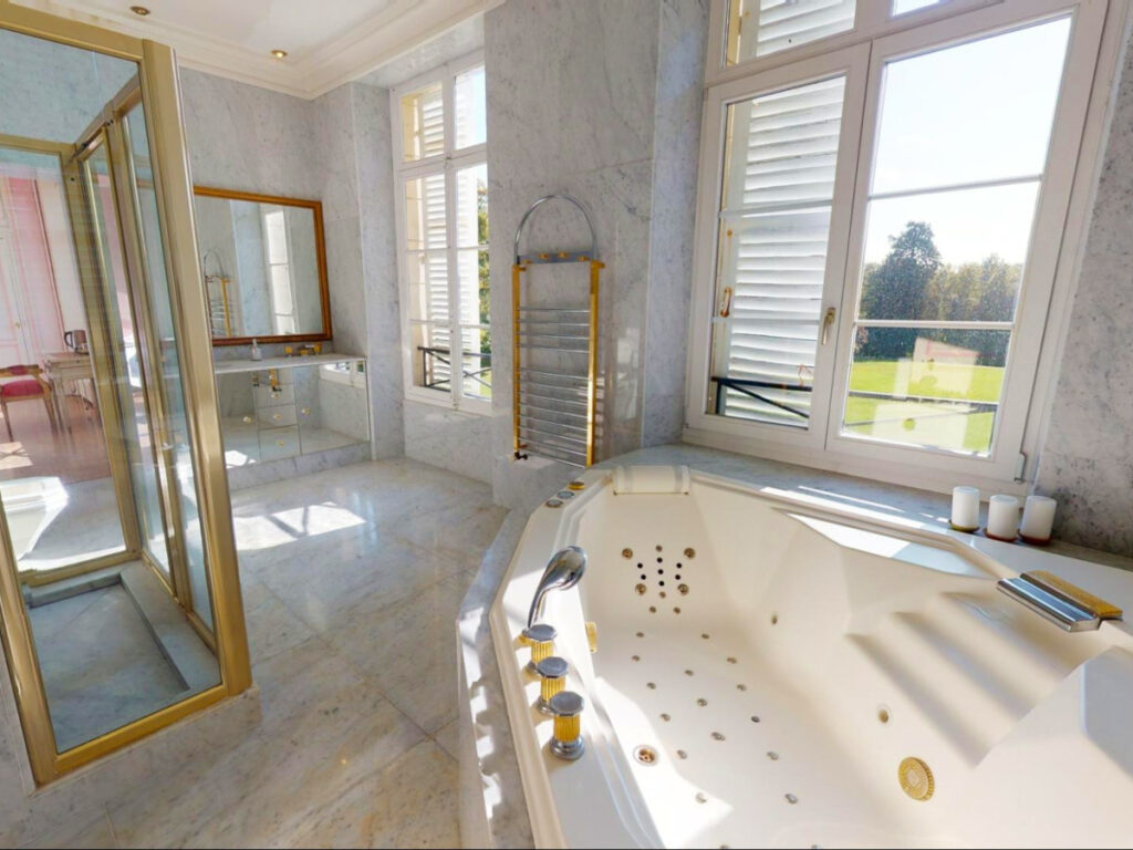 The Jacuzzi tub adjoining the two rooms at Château du Boulay Morin