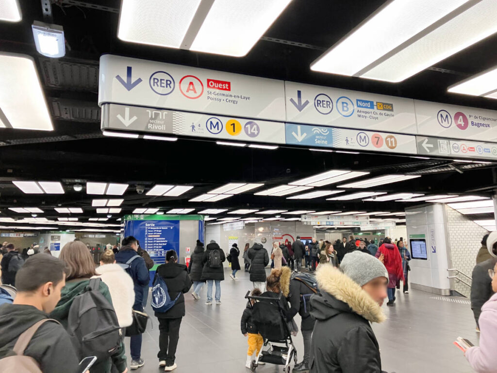 Direction signage at the Châtelet station