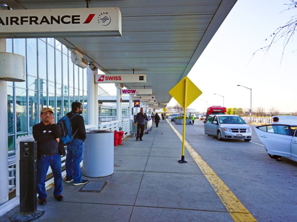 View of the people outside the Terminal 5 of Chicago O'Hare Airport