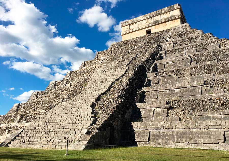 View from the Chichén Itzá and the clear blue sky over it