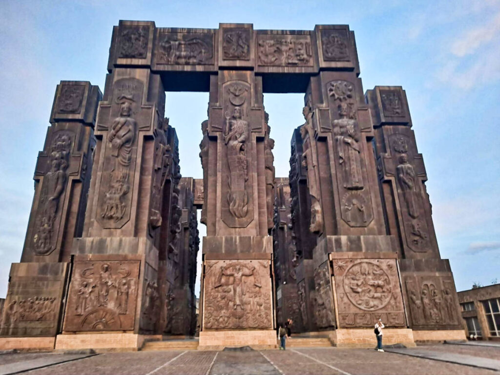 Magnificent view of the sculptors at the Chronicles of Georgia