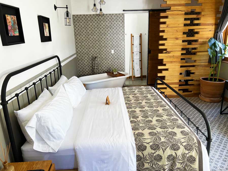 View of a bed for two and a bathtub in Clandestino Hotel Pila Seca
