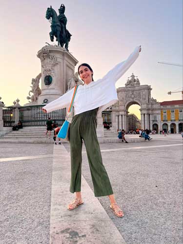Clara posing for a photo in Praça do Comércio