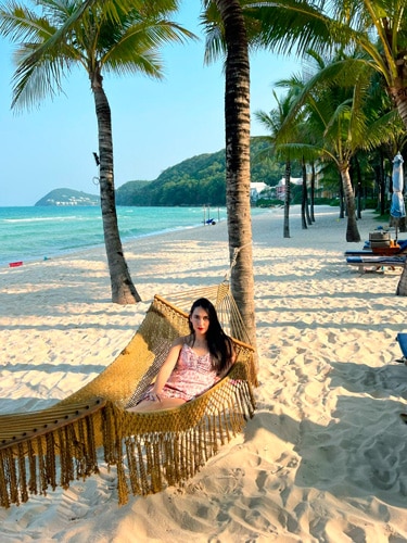 Clara posing for a photo on a hammock at the Khem Beach