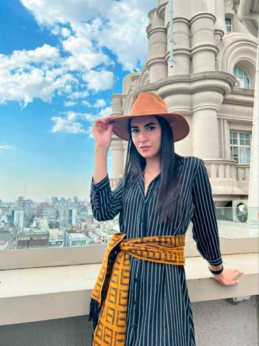 Clara posing for a photo with the Palacio Barolo on her background