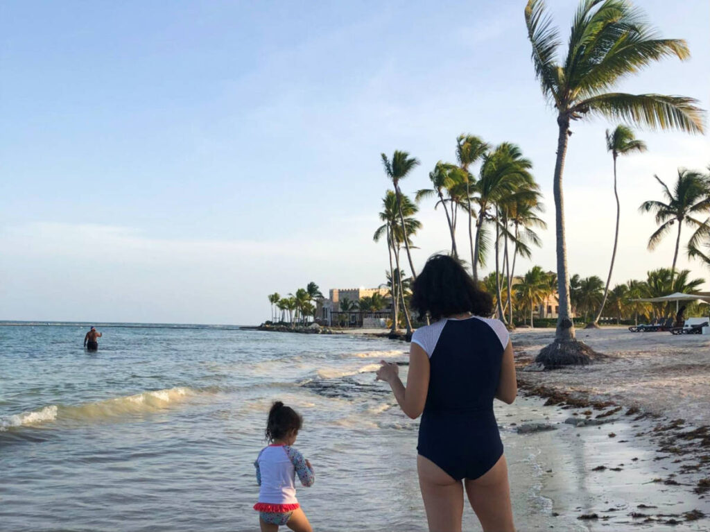 The author Claudicet Peña and her daughter enjoying at the beach