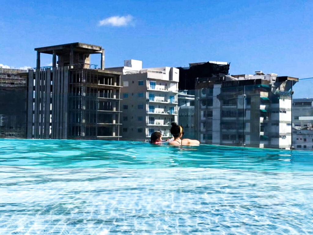 The author Claudicet Peña and her daughter enjoying the view of Santo Domingo from the infinity pool