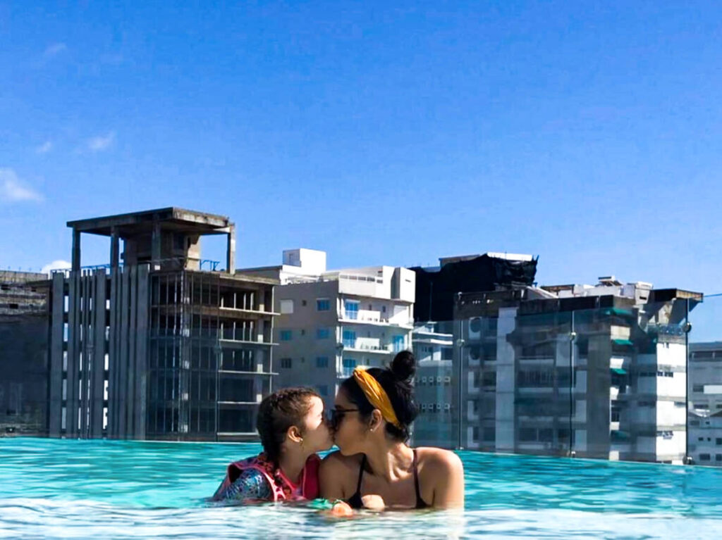 The author Claudicet Pena and her daughter on the rooftop pool of InterContinental Real Santo Domingo