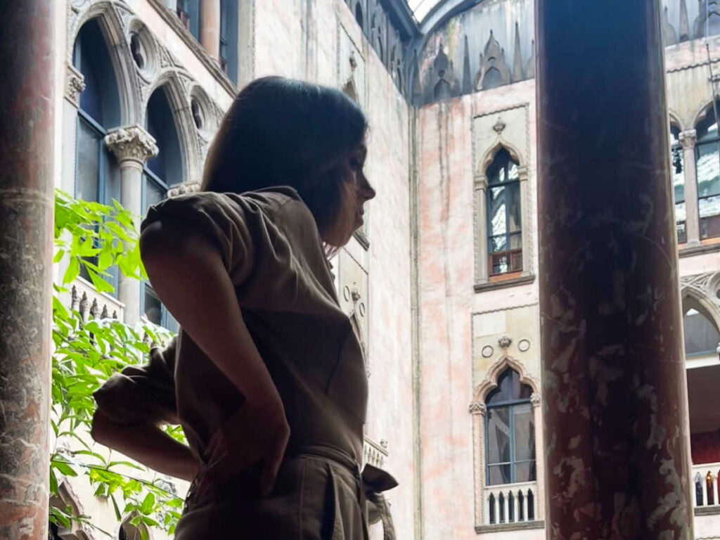 The author Claudicet at the Venetian-style courtyard