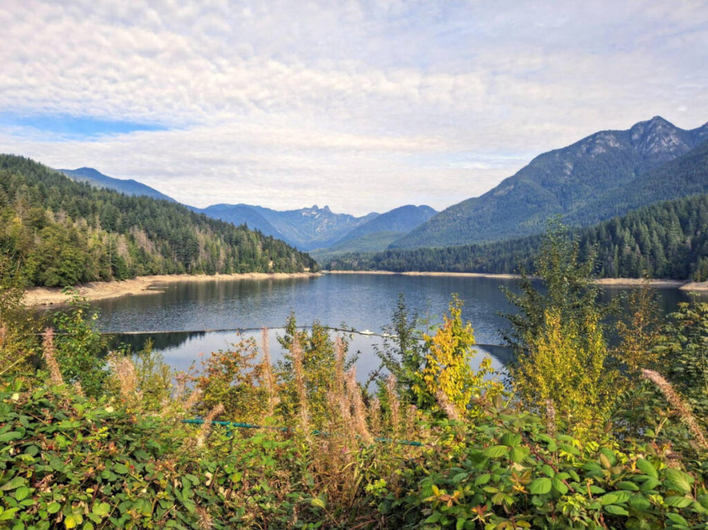 Scenic view of the greenery and mountain ranges around the Cleveland Dam