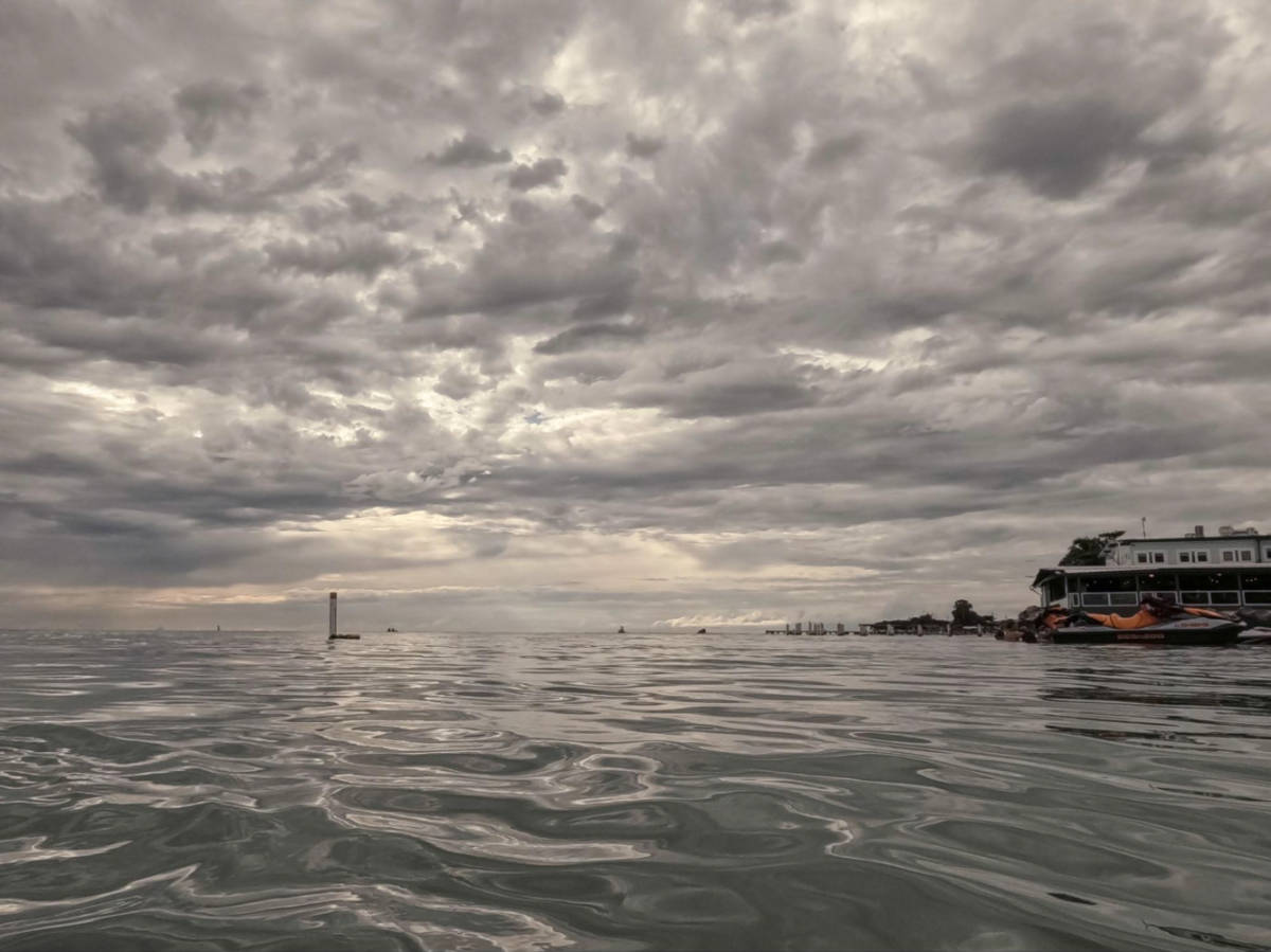 View of the cloudy sunset over the Combate beach
