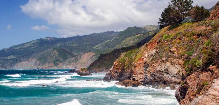 A coastline in California under the clear blue sky
