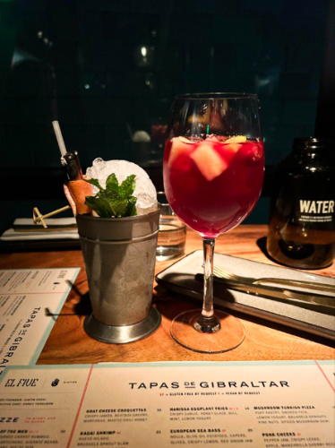 A glass of cocktail and sangria from El Five