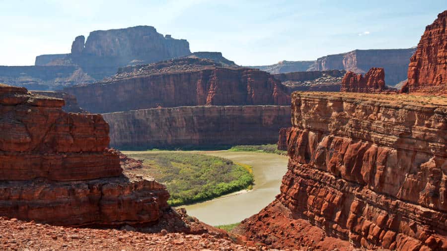 Overlooking view of the Colorado river and red rocks canyon from the cliff