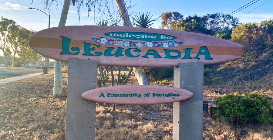 A welcome signage of Leucadia painted on surfboards near the road of Encinitas.