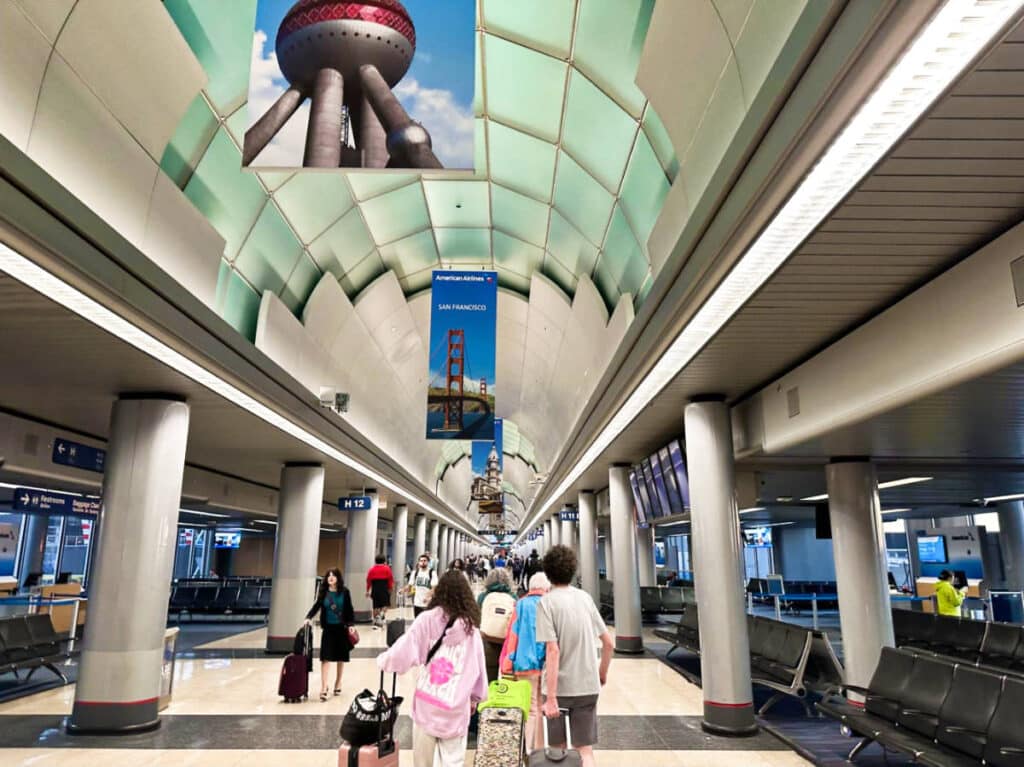 View of the people walking through Concourse H in Terminal 3 of Chicago O'Hare Airport