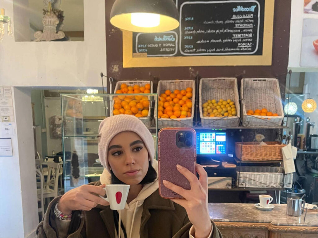 The author, Claudicet Pena taking a selfie while holding her cup of cortado