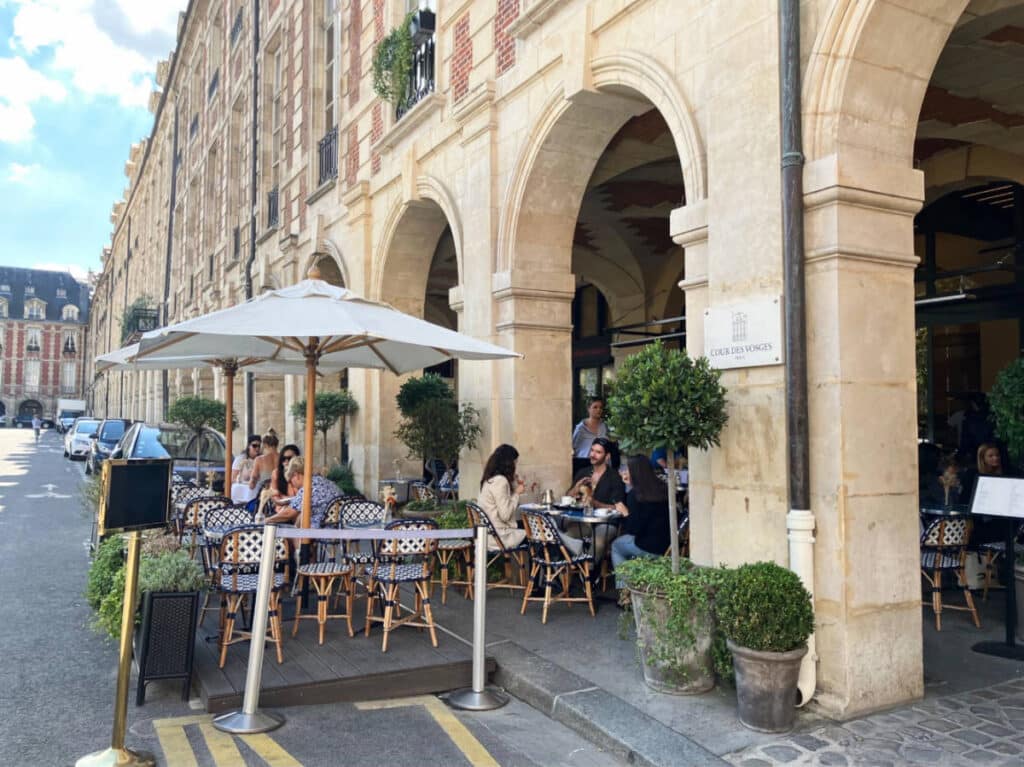 People enjoying their day at Cour des Vosges pâtisserie