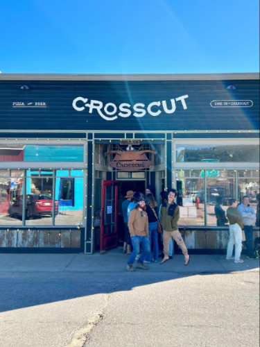 Clear blue sky over the Crosscut Pizzeria and Taphouse in Nederland