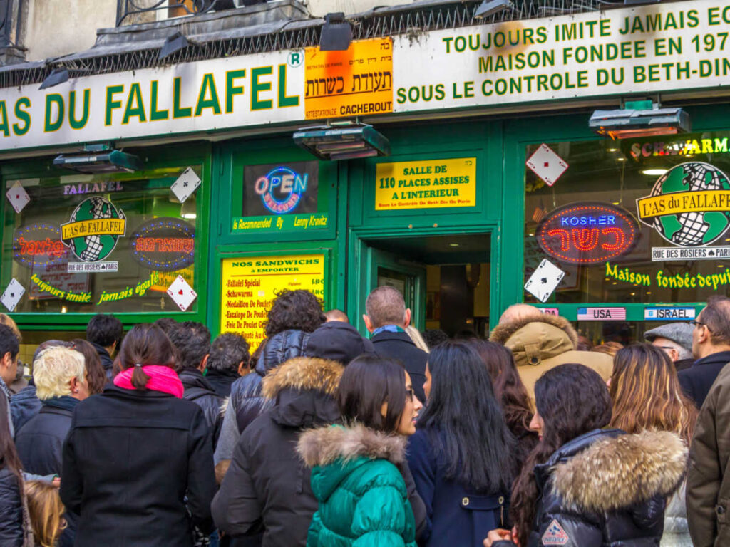 View of the crowd outsideL’As du Fallafel