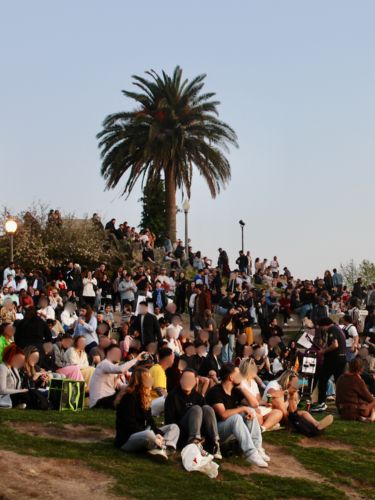 Crowds at Jardim do Morro waiting for the sunset