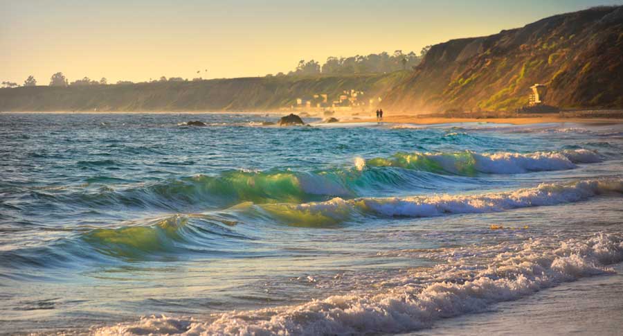 Waves coming through the shoreline in Crystal Cove State Park