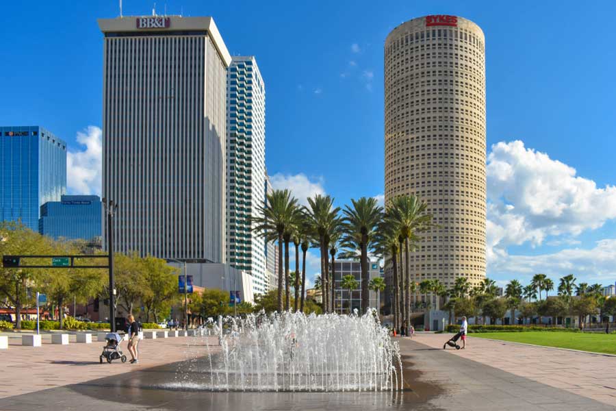 Skyscrapers and a fountain in the middle of Curtis Hixon Waterfront Park