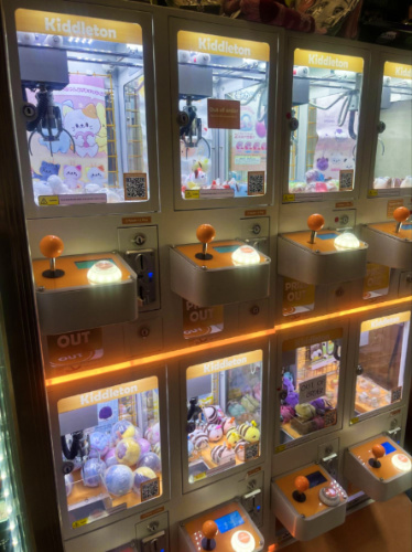 View of the claw machines inside Dainobu 