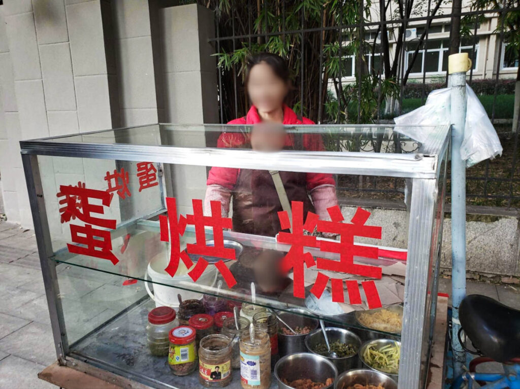 A street vendor of mini filled crepes in China