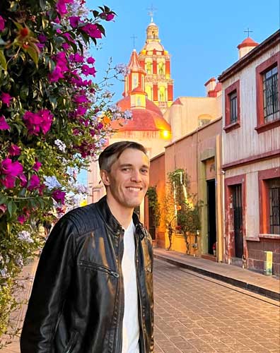 Nate in one of the street in Santiago de Querétaro