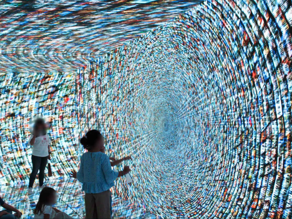 View of the tourists enjoying the Digital Art Room in Casa Batlló