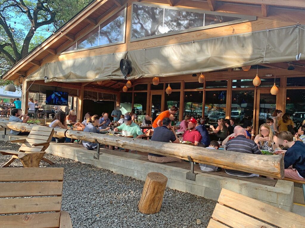 Lots of people dining in Loro