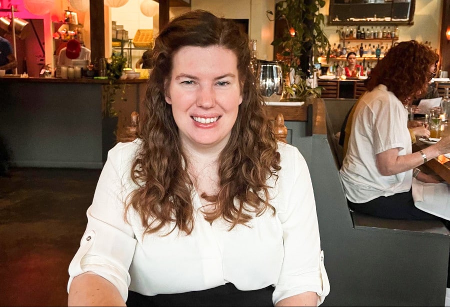 The author Elizabeth inside the restaurant of Peninsula