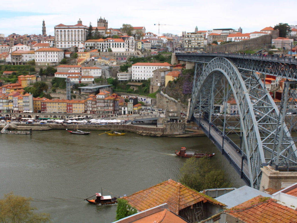 Panoramic view of the Luís I Bridge and the town in the background