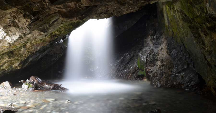View of a waterfalls at the Donut Falls Trail