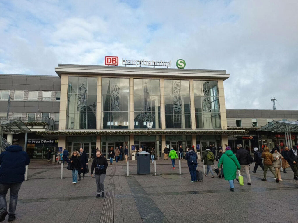 People going in and out of the Dortmund Hauptbahnhof