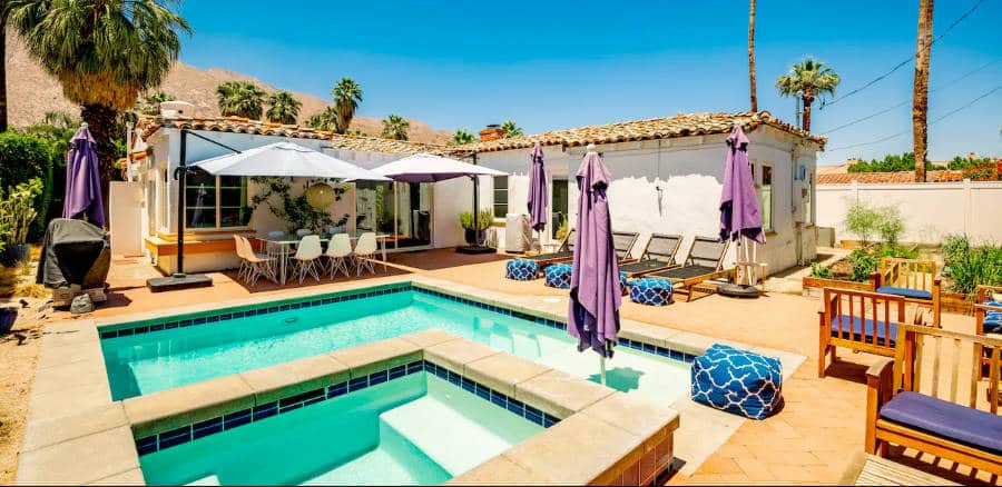 Stunning view of the backyard with pools of the Desert Star accommodation.
