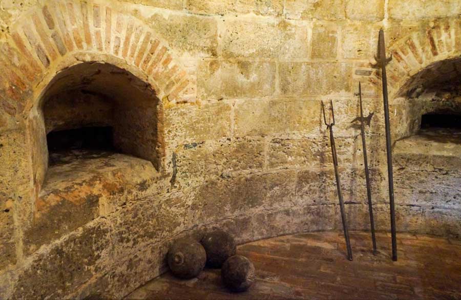 Spears and cannonballs in the dungeon of La Fortaleza 