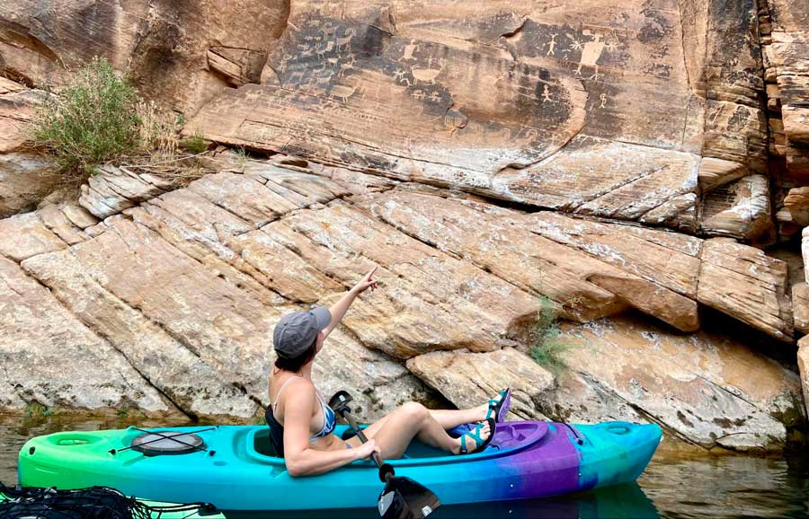The author pointing the petroglyphs in East Clear Creek